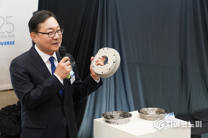 지난 2일 김원종 DN솔루션즈 대표가 DIMF 중 DLX 제품 공개 행사에서 금속적층 방식으로 제작된 복합가공기용 부품인 밀링 스핀들 실린더 캡을 들고 설명하고 있다. /사진=DN그룹