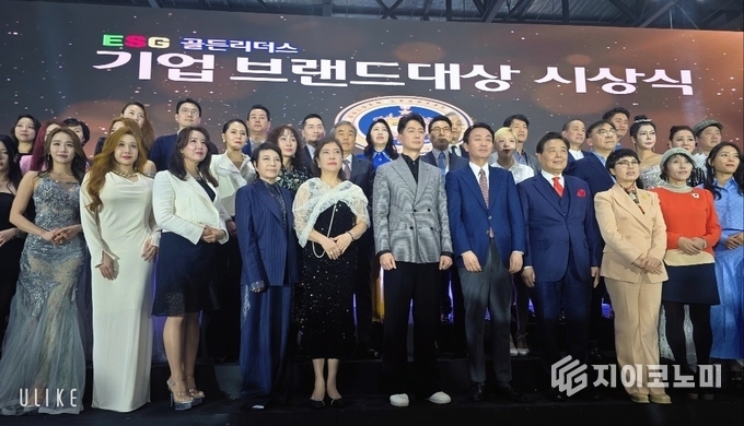 "2025 제4회 ESG 골든리더스기업브랜드대상" 시상식 & '2025 글로벌인플루언서대상' 시상식 단체사진