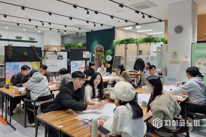 2024년 마포청년정책네트워크 위원들이 모여 전체회의를 하고 있다. 마포구청 제공.