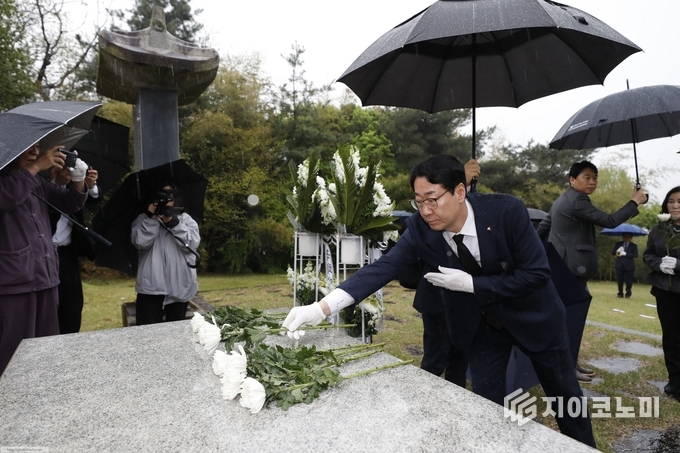 정명근 화성특례시장이 제암리 순국묘역에 헌화 및 참배를 하고 있다. 화성시 제공,