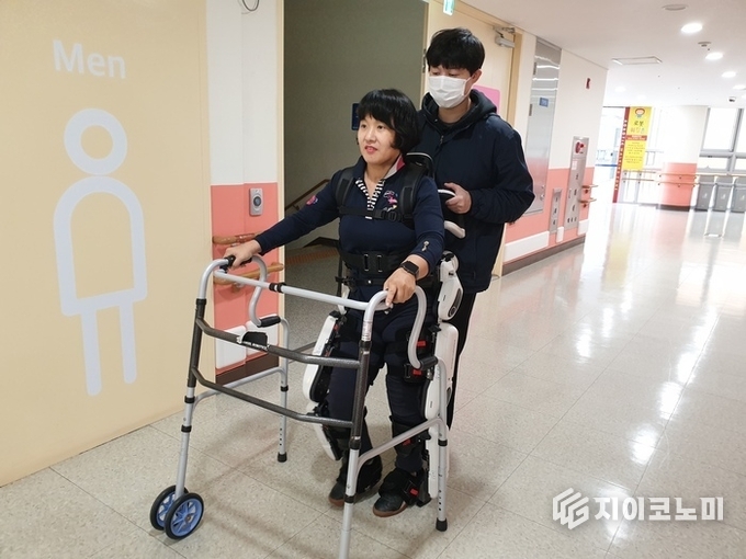 화성시동탄아르딤복지관에서 로봇을 활용해 재활을 하고 있다. 화성시청 제공.
