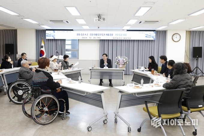 정명근 화성특례시장이 장애인 단체장들에게 정책에 대한 의견을 듣고 있다. 화성시청 제공.