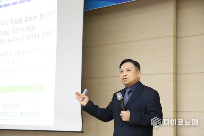 사진설명 : 박한기 전 합참의장이 16일 청주대학교 보건의료과학대학 청암홀에서 학생들을 상대로 명사특강을 진행하고 있다.