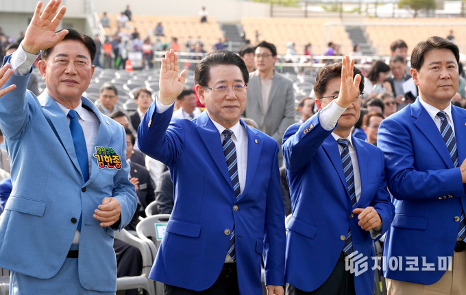 제64회 전라남도체육대회' 개막식, 왼쪽 김한종 장성군수가 김영록 전라남도지사와 함께 선수단 입장을 환영하며 대회의 시작을 알렸다. 전남도 제공