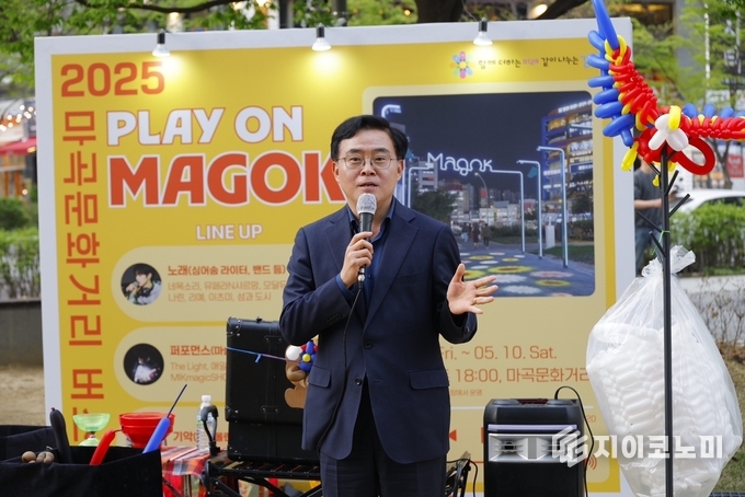 진교훈 서울 강서구청장이 18일(금) ‘마곡문화거리 버스킹, 플레이 온 마곡(Play On! Magok)’ 현장을 찾아 인사말을 하고 있다.