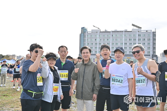 김태흠 지사 ‘2025 내포마라톤대회’ 참가자 응원