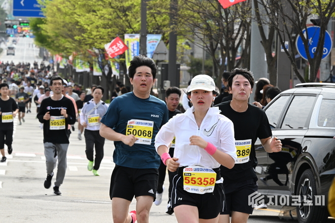 김태흠 지사 ‘2025 내포마라톤대회’ 참가자 응원