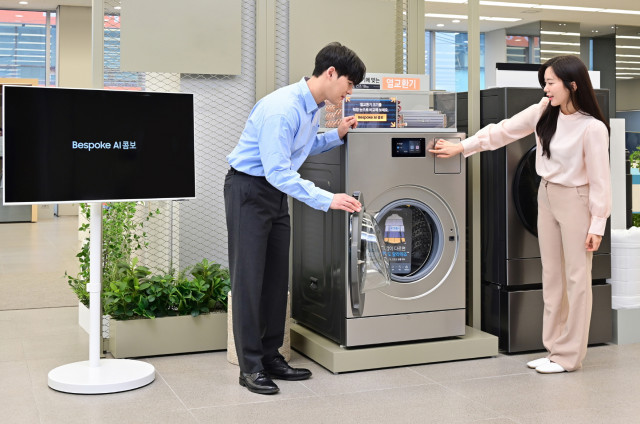 삼성전자 모델들이 2025년형 비스포크 AI 콤보의 ‘AI 홈’ 기능을 체험하고 있다. 삼성전자 제공