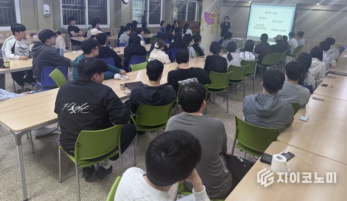 최근 충북학사 청주관에서 스마트포유 허현주 대표이사가 강사로 나서 학사생들을 대상으로 신입사원의 비즈니스 매너에 대해 강연하고 있다. 사진=청주대