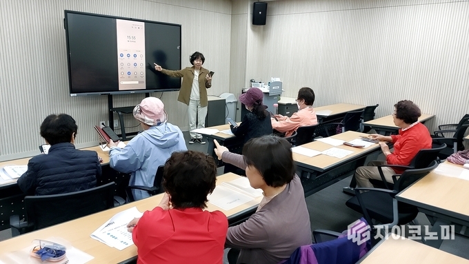 2024년 스마트폰 기본 기능 알기 교육에서 어르신들이 교육을 듣고 있다. 금천구청 제공.