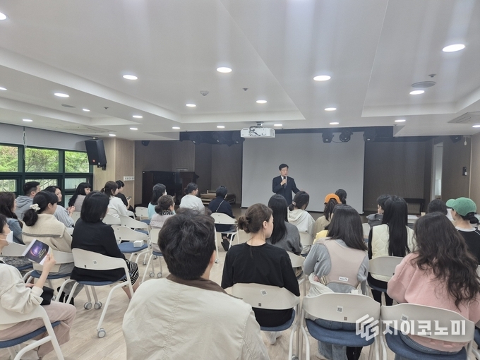 이승로 성북구청장이 영유아 성교육 현장을 방문해 인사말을 하고 있다. 성북구청 제공.