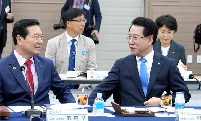 김영록 전라남도지사가 22일 장흥통합의학컨벤션센터에서 열린 민선8기 3차년도 대한민국시장·군수·구청장협의회에서 대표회장 조재구 대구 남구청장과 대화를 나누고 있다. 전남도 제공