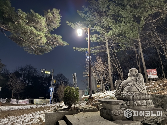 새 보안등이 비추고 있는 호압사 바라밀 무대 앞의 전경. 금천구청 제공.