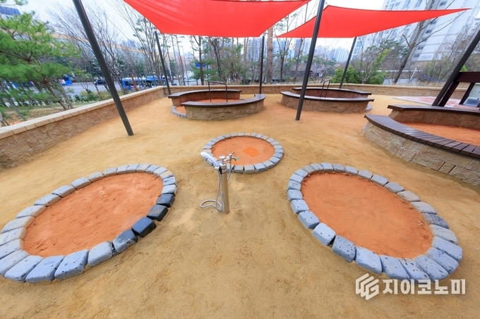 부엉이근린공원에 조성한 맨발황톳길의 전경. 마포구청 제공.