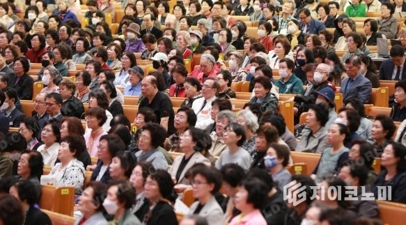 이번 한국기독교 선교 140주년 기념 칸타타 ‘빛의 연대기’ 행사는 한국교회총연합이 주최하였고, 문화체육관광부가 후원하는 행사로 4월 23일 오전 10시 30분, 서울 여의도순복음교회에서 중2층까지 가득 메운, 1만여 명의 성도들이 참석한 가운데, 성대히 개최 성료 됐다. /사진=여의도순복음교회