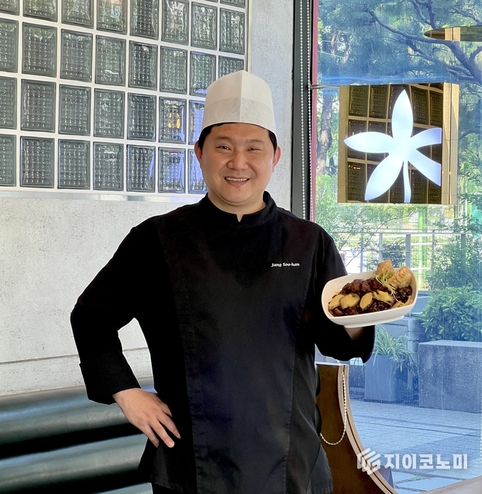 차이나플레인이 대통령 선거를 맞아 신메뉴 ‘대통령짜장면’을 선보인다. (차이나플레인 최범휘 본부장.) /사진=차이나플에인