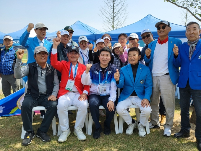유승민 대한체육회 회장과 홍석주 대한파크골프협회 회장 등이 파이팅을 외치고 있다. (대한체육회 사진 제공)