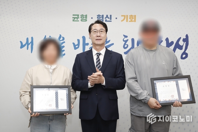 정명근 화성특례시장이 28일 보이스피싱범 검거 유공 시민에 표창장을 수여하고 있다. 화성시청 제공.