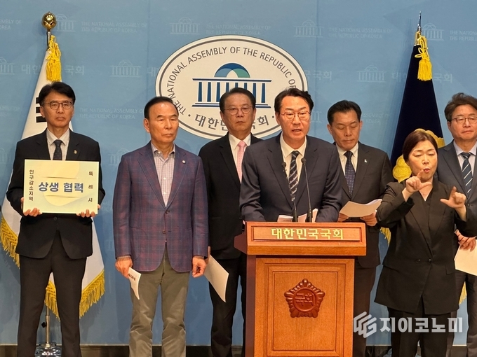 정명근 화성특례시장이 28일 국회 의원회관에서 열린 '특례시-인구감소지역 상생협력 협약식'에서 발언하고 있다.