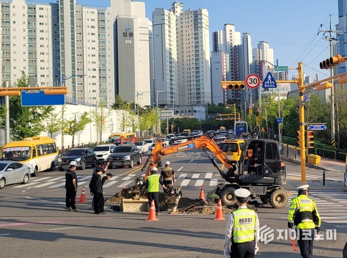 29일 화성특례시 및 화성서부경찰서 관계자들이 싱크홀 의심 구간의 도로지반 확인을 위해 굴착 작업을 하고 있다. 화성시 제공.