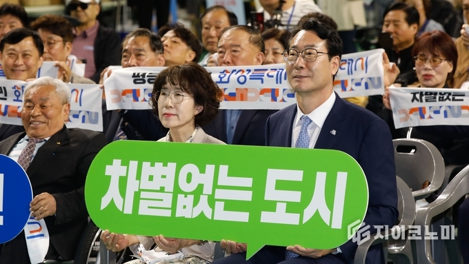 제45회 장애인의 날 기념식에서 정명근 화성특례시장을 비롯한 참석자들이 기념 퍼포먼스를 하고 있다. 화성시 제공.