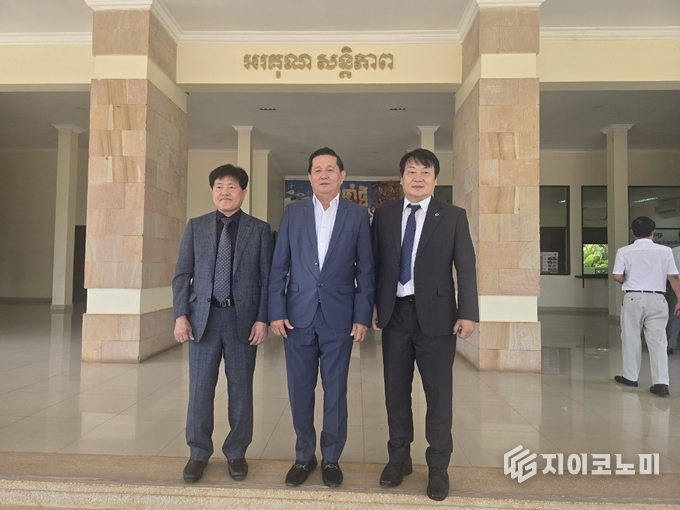 세계e스포츠홀딩스 최낙균 총재, 캄보디아 시엠립 주, 리 사리(LY SARY) 지방 이사회 부총재, 조수철 총장과 함께 기념 사진/뉴스아이이에스