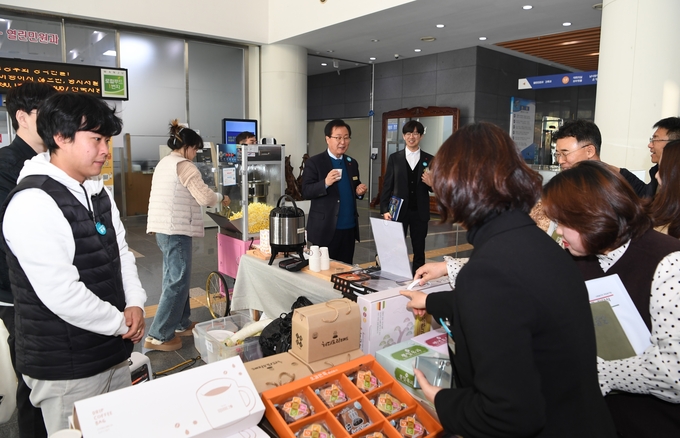중증장애인 생산품을 완주군 1층 로비에서 전시·판매하고 있다. (사진=완주군)