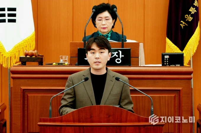 서울 양천구의회 황민철의원이 구의회에서 발언하고 있다. 황민철 의원실 제공.