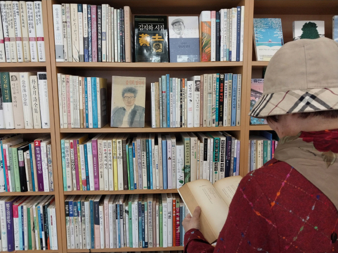 광주 동구 인문학당 인문관 서가. 동구제공