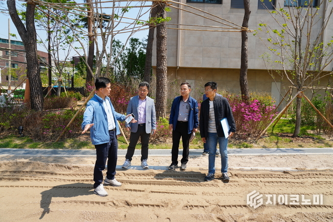이승로 서울 성북구청장이 장위4구역 기반 공사현장 점검을 하는 모습. 성북구 제공.