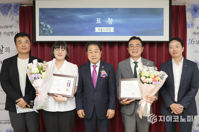 2일 하나증권(대표이사 강성묵)이 24년부터 청파노인복지관 급식 지원 사회공헌 활동에 대한 공로로 지난 4월 30일 서울시의장 표창을 수상했다고 밝혔다. (서울시의회 김용호 의원(왼쪽 세번째)과 김정훈 하나증권 FICC본부장(오른쪽 두번째), )/사진=하나증권