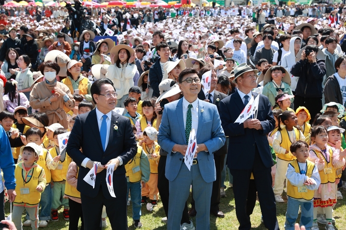 김영록 전남지사와 김철우 보성군수가 보성통합축제 개막식에 나란히 참석해 군민들과 축제의 시작을 함께하고 있다. 보성군 제공