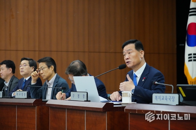 이승로 성북구청장이 지난달 15일 열린 확대간부회의에서 발언하고 있다. 성북구 제공.