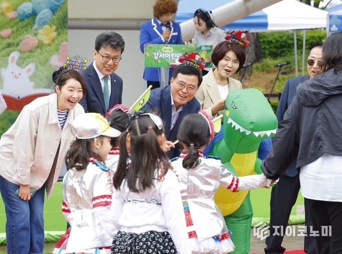 진교훈 서울 강서구청장(정면 왼쪽 세 번째)이 3일(토) 방화근린공원 일대에서 열린 ‘강서어린이 동화축제’에 참석해 거리 퍼레이드를 마치고 행사장으로 들어오는 아이들과 인사하고 있다.