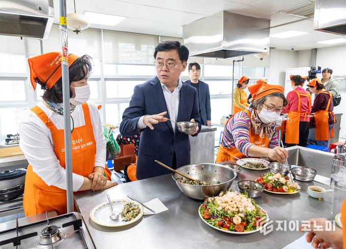 진교훈 서울 강서구청장(왼쪽 두 번째)이 2일(금) 강서평생학습관에서 열린 ‘제철 식재료 영양교실’에 참석해 주민과 대화하고 있다.
