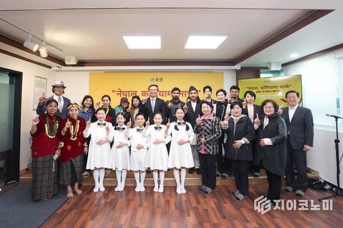 지난 3일 HWPL 사무실에서 평화실천위원회, HWPL 공동 주최로 개최된 『평화와 화합의 네팔 문화 축제: 네팔, 한국에서 춤추다』 행사 참석자들이 기념 사진을 찍고 있다. (제공: 서울경기남부 동행캠페인 추진위원회)