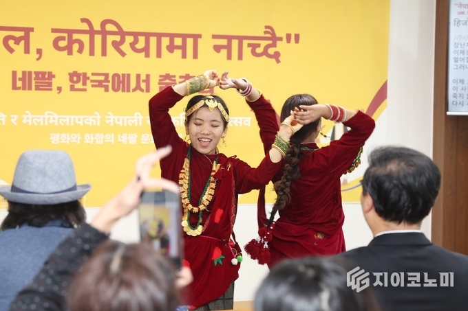 지난 3일 HWPL 사무실에서 타빠머걸 씰저나와 따망 수니따의 전통춤 ‘어젯밤 꿈에‘가 진행되고 있다. (제공: 서울경기남부 동행캠페인 추진위원회)