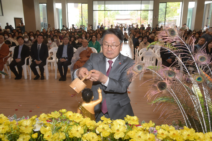 강기정 광주광역시장이 불기 2569년 ‘부처님 오신 날’인 5일 서구 무각사에서 열린 봉축법요식에 참석해 아기 부처의 몸을 물로 씻기는 관불의식을 하고 있다. 광주광역시 제공