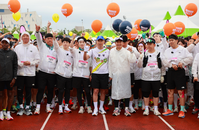 ‘제20회 보성녹차마라톤’ 역대급 흥행, 전국 마라토너 1만 명 집결! _김철우 군수와 허재, 최준석, 안성훈, 이장준, 이영표, 정호영, 장동선 마라토너가 함께 힘찬 출발을 다지고 있다. 보성군 제공