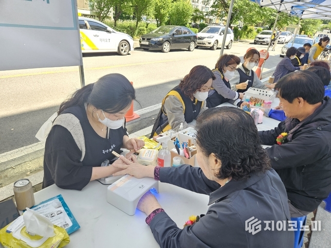 작년 어버이날 행사에서 금천다온 손끝봉사단이 어르신들의 손톱을 다듬고 있다. 금천구 제공.