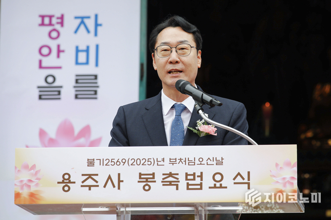 정명근 화성특례시장이 6일 용주사에서 봉축법요식에 참석해 축사를 말하고 있다. 화성시 제공.