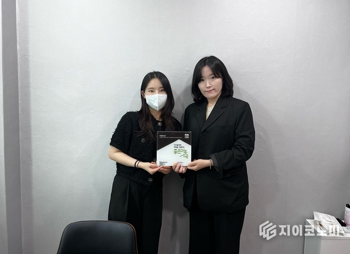 7일 굿네이버스 경기남부사업본부(본부장 전재규)는 평택시에 소재한 마케팅 기업 마플래닛(대표 마혜빈)과 함께‘좋은이웃기업’현판 전달식을 진행했다고 밝혔다. /사진=굿네이버스