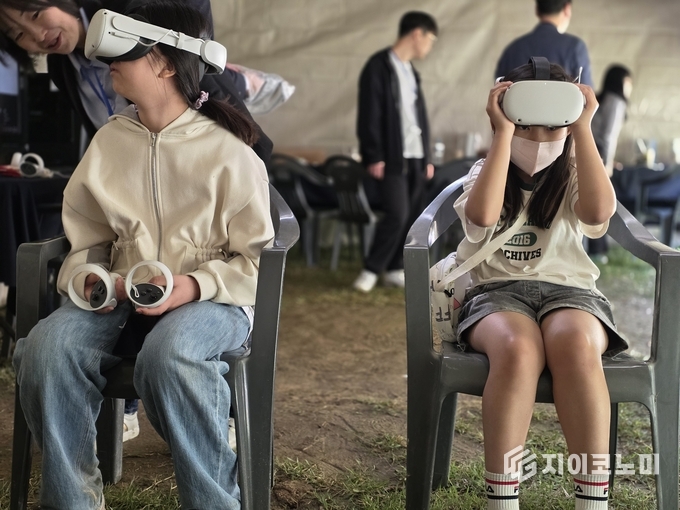 알파세대가 부처님의 가르침을 VR체험을 통해 깨닫고 있다. (사진=이창희 기자)