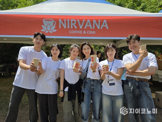 Nirvana 부스 스태프들이 생분해 컵을 들고 기념촬영 했다. (사진=이창희 기자)