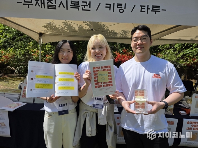 바란다 너의 성불 부스에서 판매하는 쉽게 풀이한 반야심경과 서원 캔들 (사진=이창희 기자)
