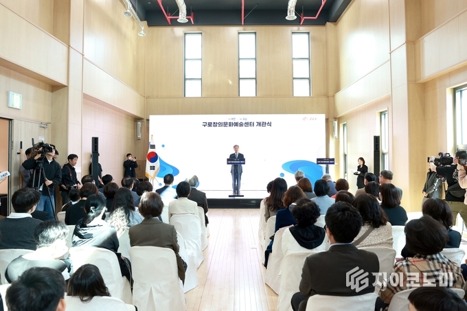 구로창의문화예술센터 개관식에서 인사말하는 장인홍 구로구청장. 구로구 제공.