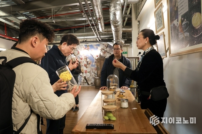 지난달 1일 프랑스 프로방스 지역에 있는 록시땅 본사를 방문해 공장을 시찰하고 있다
