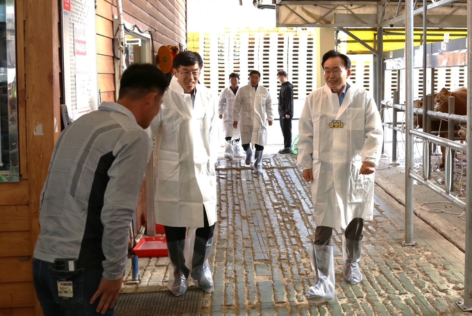 윤병태 나주시장이 지난 7일 재개장한 나주축협 가축시장을 방문해 경영에 어려움을 겪는 한우 농가들을 격려했다. 나주시 제공