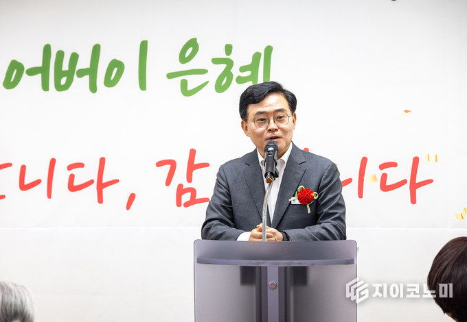 진교훈 서울 강서구청장이 8일(목) ‘연지어르신복지센터 어버이날 경로행사‘에서 어르신께 인사를 드리고 있다.