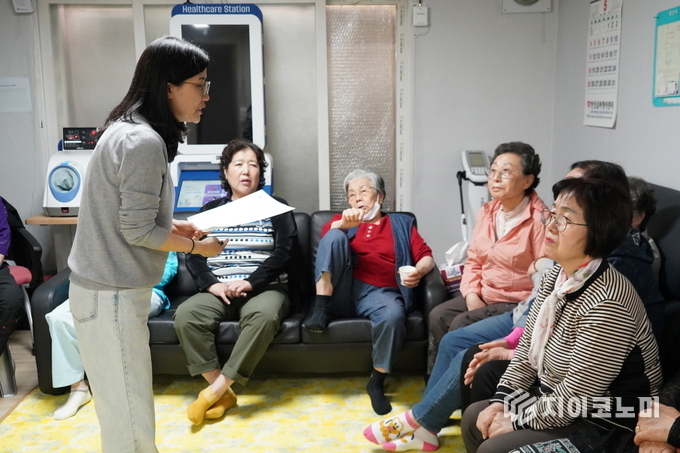 성북구 스마트매니저가 관내 경로당 어르신들에게 해킹 피해를 예방할 수 있는 방법을 안내하고 있다
